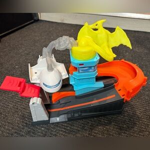 Hot Wheels Ptero Port Attack Playset (model GBF94)